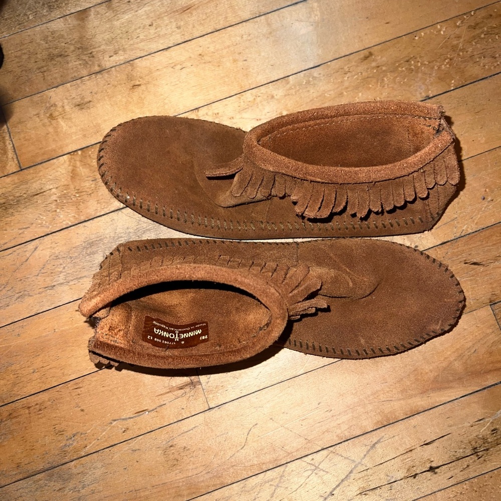 Minnetonka Tan Suede Fringe Moccasin Boots Size 8
